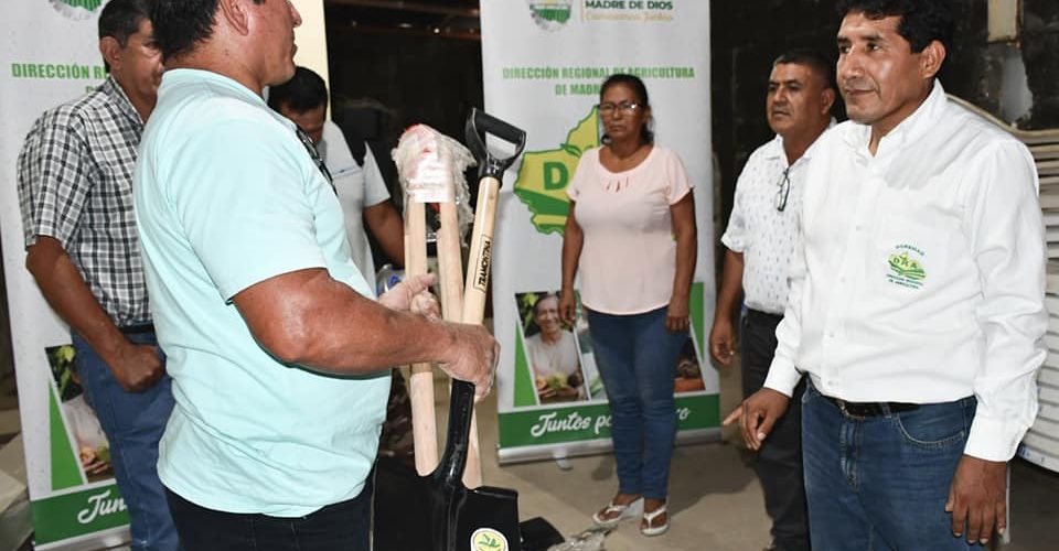 GOREMAD A TRAVÉS DE LA DRA ENTREGÓ AYUDA A LOS AGRICULTORES DE PUERTO PARDO, CUYOS SEMBRÍOS QUEDARON INUNDADOS.