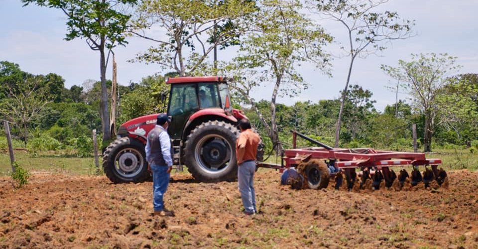 DRA INTENSIFICA ASISTENCIA CON MAQUINARIA AGRÍCOLA PARA SECTOR PECUARIO.