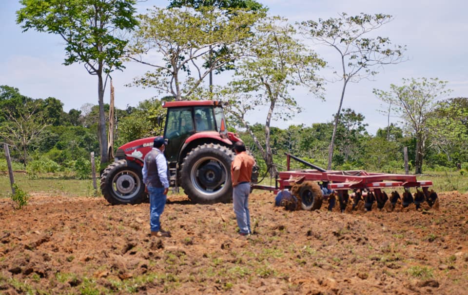 DRA INTENSIFICA ASISTENCIA CON MAQUINARIA AGRÍCOLA PARA SECTOR PECUARIO.