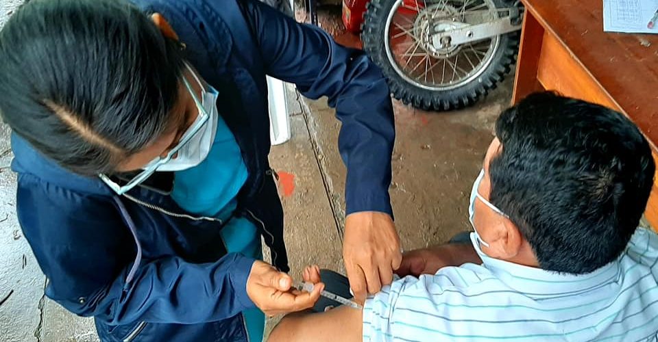 CHARLA DE SENSIBILIZACIÓN PARA PREVENCIÓN DEL COVID-19 Y JORNADA DE VACUNACIÓN AL PERSONAL DE LA DRA.