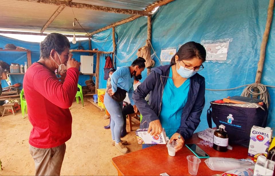 TRABAJADORES DEL PROYECTO CACAO, FUERON INMUNIZADOS CON LA VACUNA DE LA DIFTERIA, TETANOS, HEPATITIS B, ASÍ COMO SU DOSIS DE IVERMECTINA
