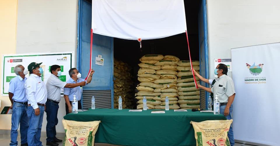 Gobernador Luis Hidalgo, puso en marcha almacén de guano de la isla, que expenderá este fertilizante a precio social